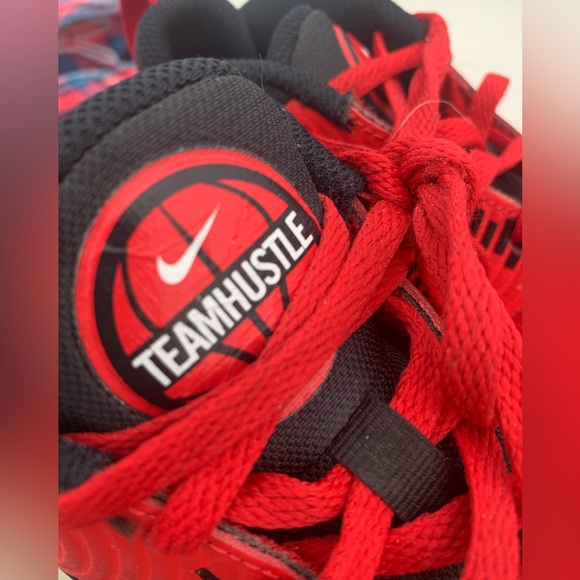 Youth Nike team hustle shoes - Picture 2 of 4